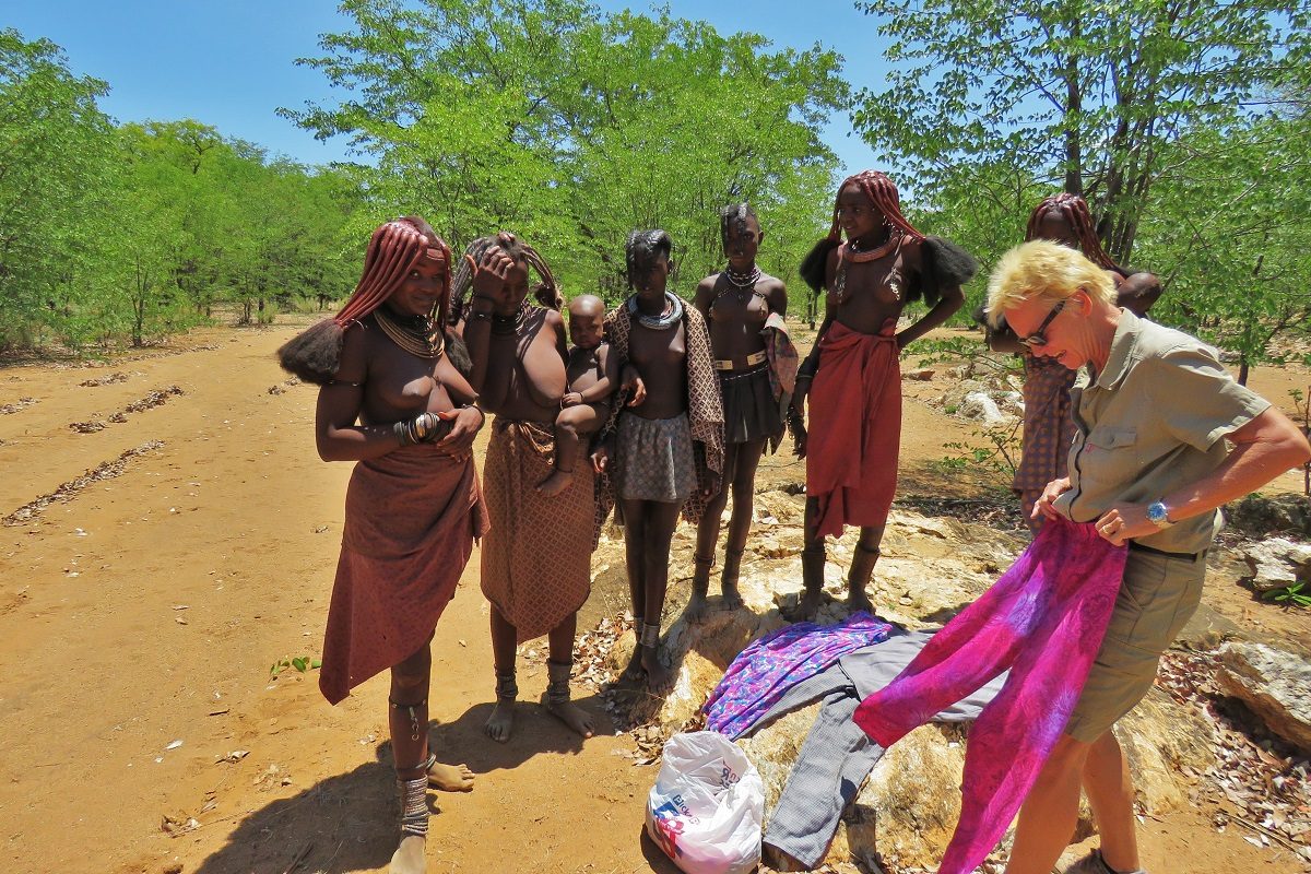 Himbamädels werden beschenkt