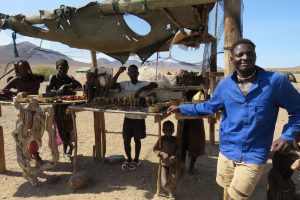 Himbas verkaufen Schmuck